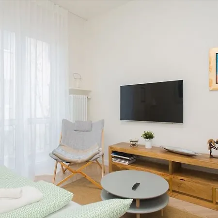 Shortstaypoland Walecznych B16 *